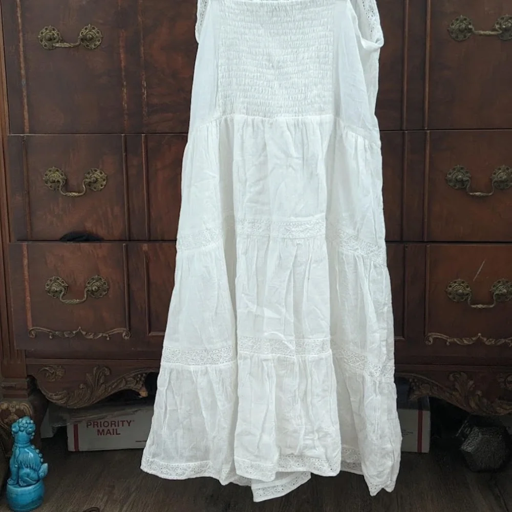 SOLD -- NWOT 🌸 SUBTLE LUXURY White Floral Eyelet Cotton Smocked Dress - Sm/Med - Picture 4 of 8